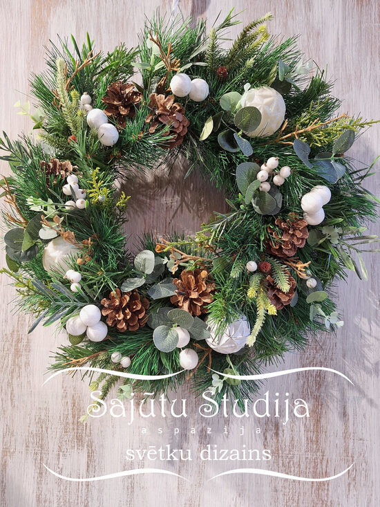 Durvju vainags ar baltiem dekoriem